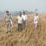 दीपावली के मौके पर छाता के अधिकारी दौड़े किसानों के खेतों में।  एसडीएम वैभव गुप्ता ने कहा पराली जलाने पर रोक